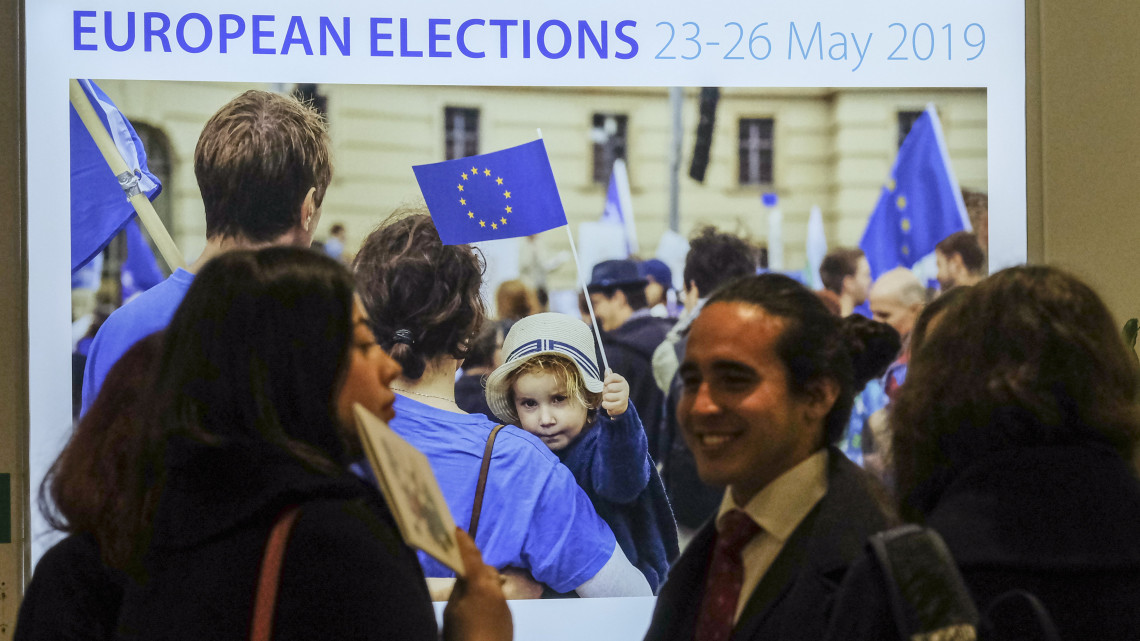 Látogatók az Európai Parlament üléstermében Brüsszelben 2019. március 6-án. Az Európai Unió tagországaiban május 23. és 26. között választják meg az EU törvényhozásának képviselőit.