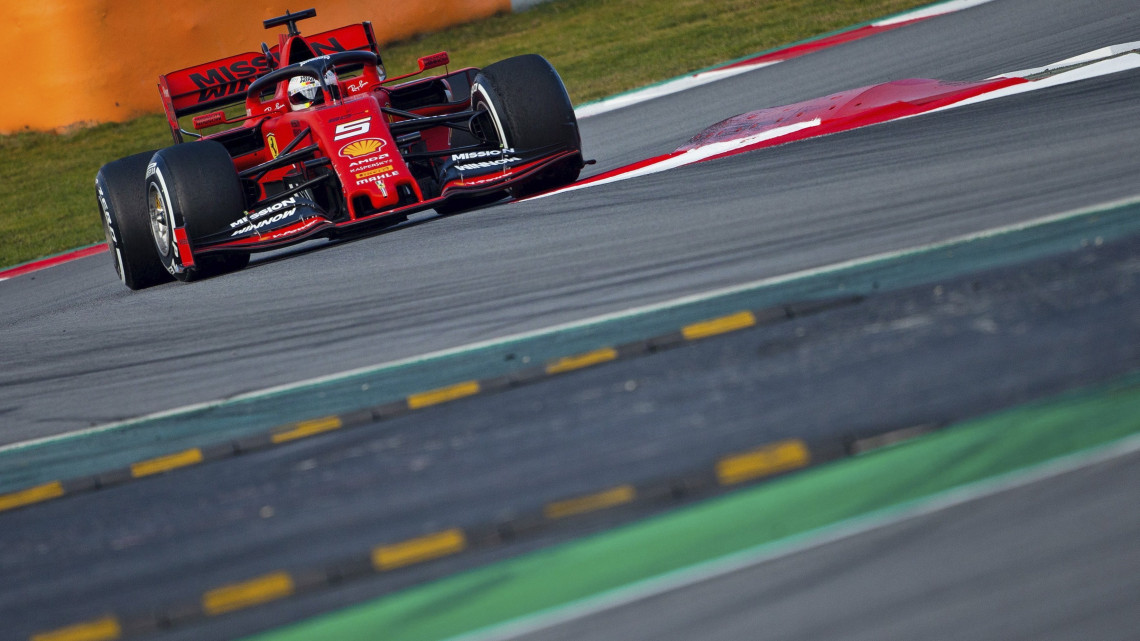 Sebastian Vettel, a Ferrari német versenyzője teszteli versenyautóját a Barcelona melletti montmelói versenypályán 2019. február 18-án. A Forma-1-es autós gyorsasági világbajnokság szezonnyitó nagydíját március 17-én rendezik Melbourne-ben.