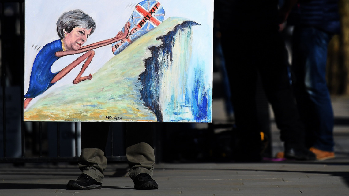 Kaya Mar uniópárti brit művész Theresa May brit miniszterelnököt ábrázoló alkotásával a brit EU-tagság megszűnését (brexit) ellenző tüntetésen a brit parlamentnél 2019. február 26-án. A brit EU-tagság a tervek szerint március 29-én szűnik meg.