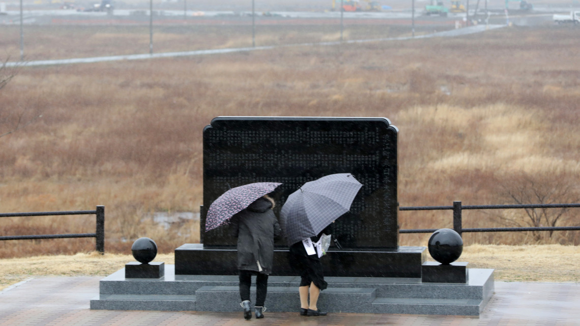 Látogatók az áldozatok emlékművénél a Fukusima prefektúrabeli Namiében 2019. március 11-én, a Japán északkeleti partvidékén történt földrengés és szökőár nyolcadik évfordulóján. A 9-es erősségű földrengés és az általa kiváltott szökőár következtében csaknem 19 ezer ember életét vesztette vagy eltűnt.