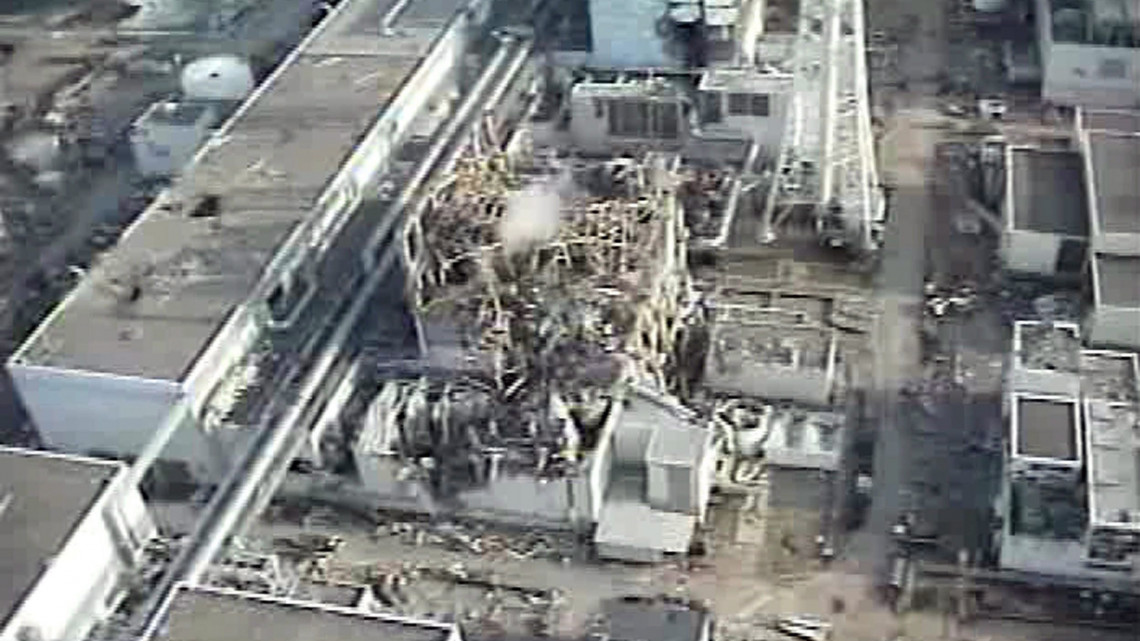 Okumamacsi, 2011. április 11.Amerikai T-Hawk robotrepülőgéppel április 10-én készített és a Tepco áramszolgáltató által közreadott felvétel a március 11-i, a Richter-skála szerinti 9-es erősségű földrengésben súlyosan megrongálódott Fukusima-1-es atomerőmű 3-as reaktorblokkjáról. Az erőmű hat reaktorblokkja közül háromban rengés előidézte áramszünet következtében felrobbant a hűtési folyamatban használt hidrogén, és a létesítményből azóta is radioaktív anyag szivárog a környezetbe. A japán kormány április 11-én 20-ról 30 km-re bővítette az erőmű körüli övezetetet, ahonnan ki kell költözniük az embereknek. A T-Hawk 10 km-res távolságból irányítható, és fénykép, valamint videofelvétel készítésére és továbbítására egyaránt képes. (MTI/EPA/Tokyo Electric Power Co.)