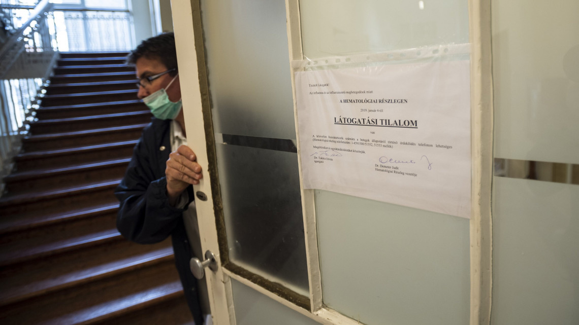 Látogatási tilalomról szóló tájékoztató a budapesti Semmelweis Egyetem I. Sz. Belgyógyászati Klinika Hematológiai Részlegén 2019. január 15-én. Több kórházban látogatási tilalmat rendeltek el az influenzaszerű megbetegedések halmozódása miatt.