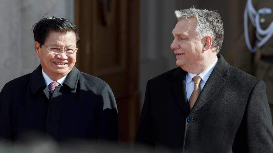 Orbán Viktor miniszterelnök (j) fogadja Thonglun Sziszulit laoszi kormányfőt Budapesten, a Karmelita kolostor előtt 2019. március 11-én.