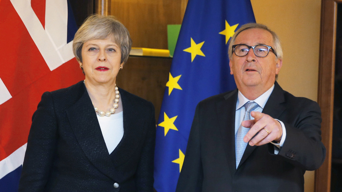 Theresa May brit miniszterelnököt (b) fogadja Jean-Claude Juncker, az Európai Bizottság elnöke az Európai Parlament strasbourgi székhelyén 2019. március 11-én.