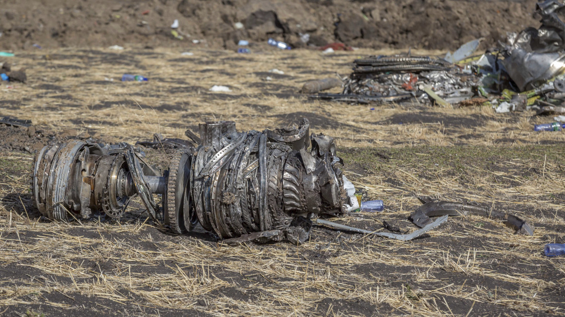 Roncsdarab a helyszínen, az etióp fővárostól, Addisz-Abebától délkeletre fekvő Bisoftu közelében 2019. március 11-én, miután az előző nap 157 emberrel a fedélzetén lezuhant az Ethiopian Airlines etióp légitársaság Addisz-Abebából Nairobiba közlekedő Boeing 737 MAX 8 típusú gépe. A szerencsétlenséget senki sem élte túl.