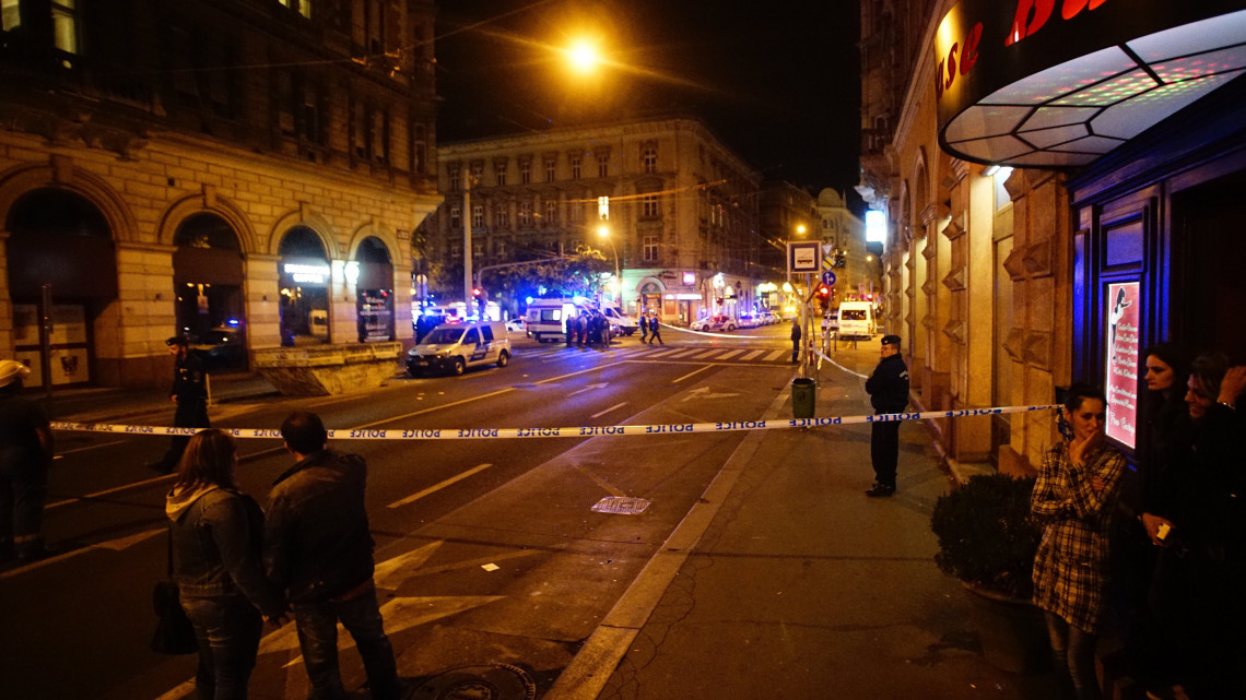 Budapest, 2016. szeptember 25.
Rendőri kordon 2016. szeptember 25-én a fővárosi Király utca és a Teréz körút kereszteződéséhez közel, ahol ismeretlen eredetű robbanás történt 24-én késő este az egyik földszinti üzlethelyiségben. Az elsődleges információk szerint két ember megsérült, a mentők kórházba szállították őket. A rendőrség körbezárta a környéket, vizsgálják a robbanás körülményeit.
MTI Fotó: Balogh Zoltán