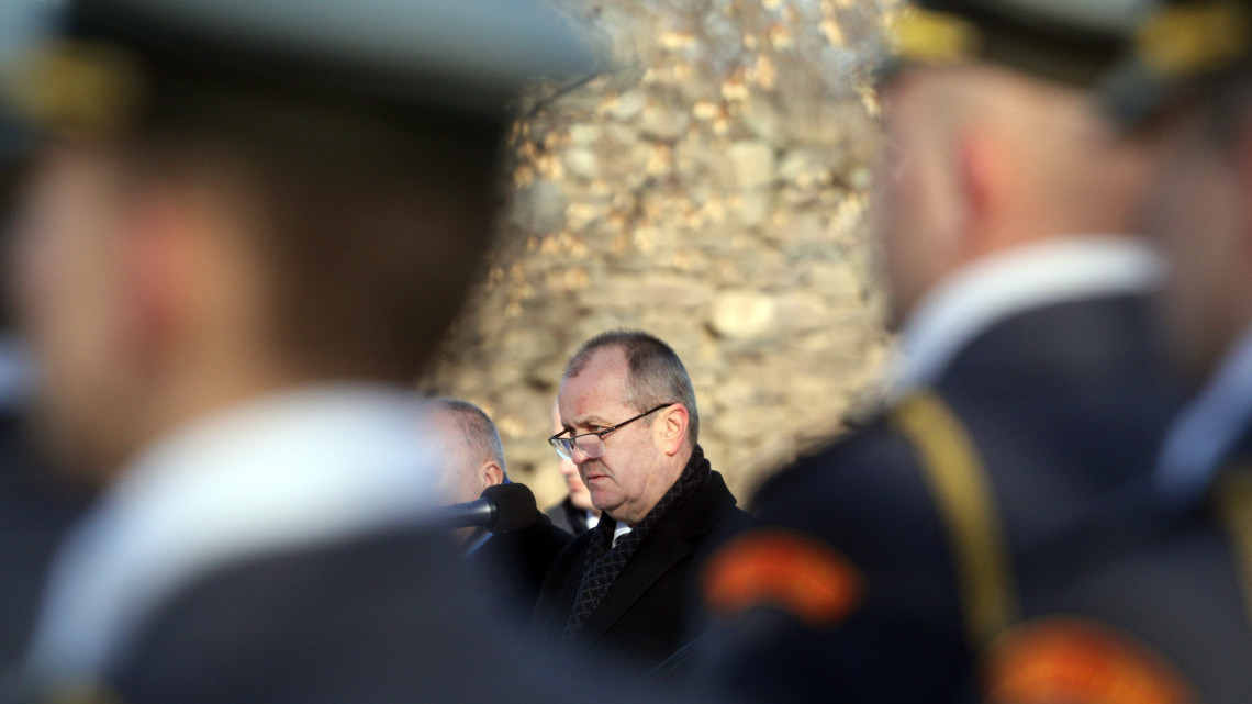 Peter Gajdos szlovák védelmi miniszter beszédet mond a szlovák légierő hejcei katasztrófájának tizenharmadik évfordulóján tartott megemlékezésen a hejcei emlékműnél 2018. január 19-én.