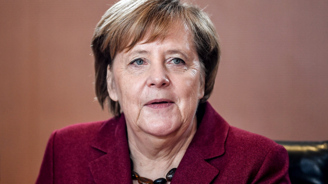 Angela Merkel kamera elé ült, és üzent Magyarországnak