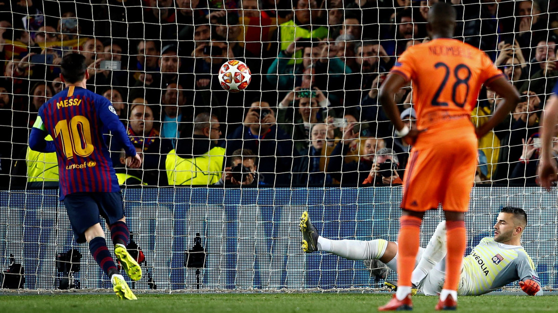 Lionel Messi, a Barcelona játékosa (b) büntetőből gólt szerez az Olympique Lyon ellen a labdarúgó Bajnokok Ligájának nyolcaddöntőjében játszott visszavágó mérkőzésen a barcelonai Camp Nou stadionban 2019. március 13-án.