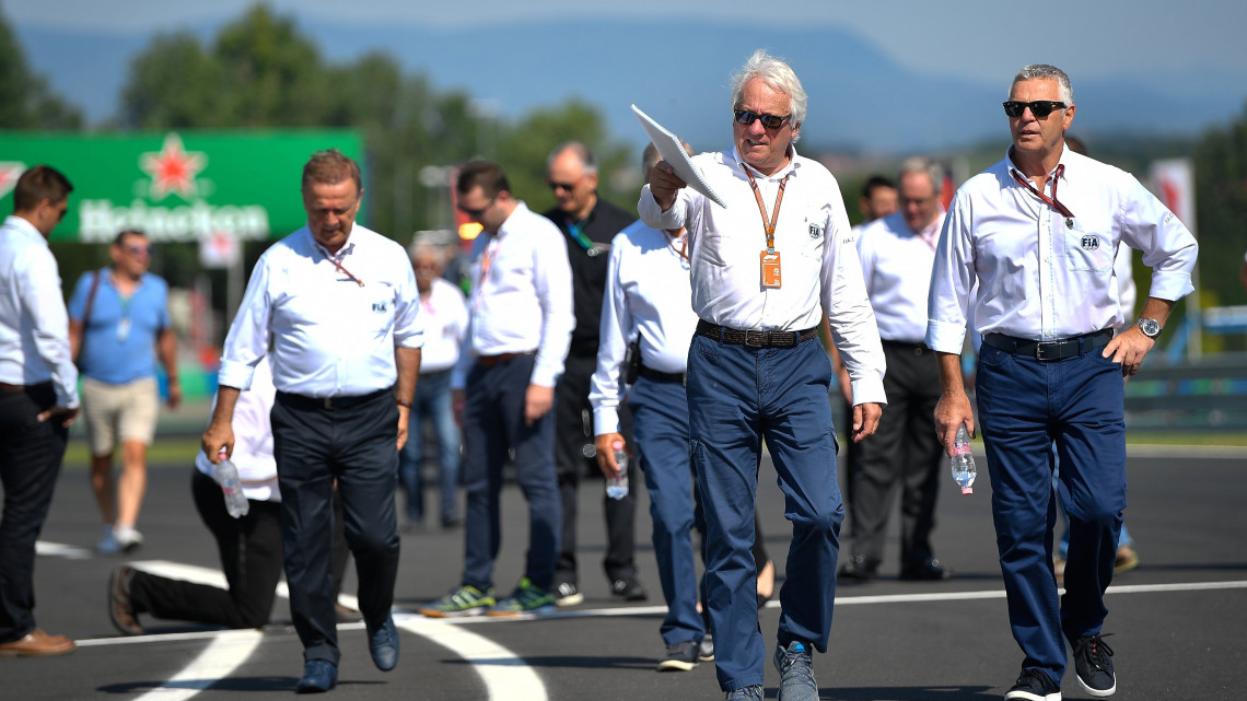 Charlie Whiting, a Nemzetközi Automobil Szövetség (FIA) Forma-1-es versenyigazgatója (j2) a Forma-1-es Magyar Nagydíj első napján a mogyoródi Hungaroringen 2018. július 26-án.