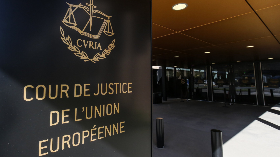 Luxembourg, 2017. május 10.Az Európai Unió Bíróságának, a Curiának a bejárata Luxembourgban 2017. május 10-én, amikor megkezdődik a tárgyalás a menedékkérők elosztását célzó uniós mechanizmus ellen benyújtott magyar és szlovák kereset ügyében. (MTI/EPA/Julien Warnand)