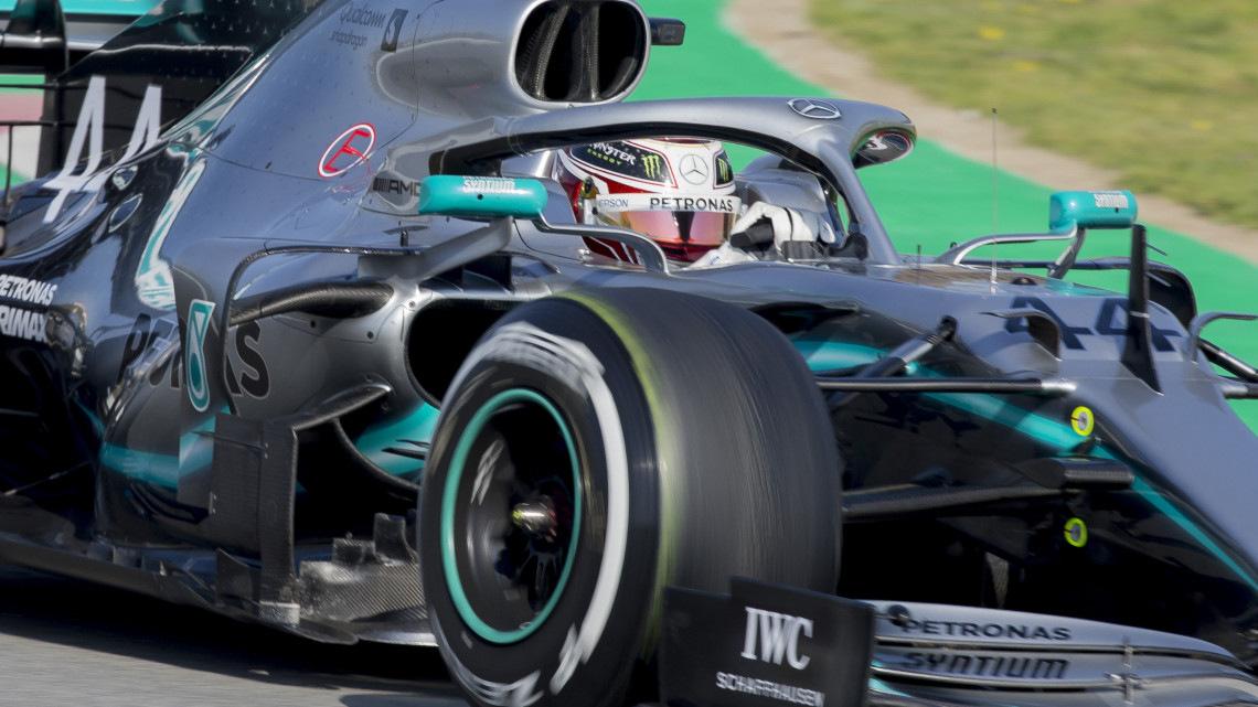 Lewis Hamilton, a Mercedes brit versenyzője teszteli autóját a Barcelona melletti montmelói pályán 2019. február 28-án. A Forma-1-es autós gyorsasági világbajnokság szezonnyitó nagydíját március 17-én rendezik Melbourne-ben.