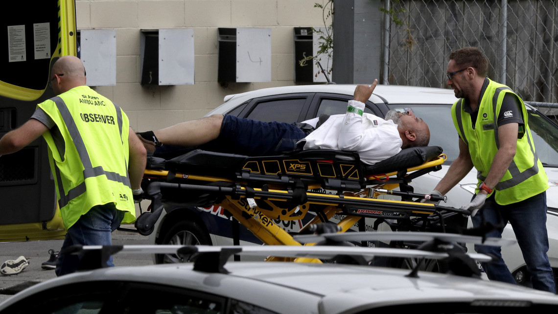 Sebesültet visznek el a mentők az új-zélandi Christchurchben történt két terrortámadás egyik helyszínén 2019. március 15-én. Negyvenkilencre emelkedett a város központjában lévő Maszdzsid al-Núr és a külső kerületi Linwood mecset ellen összehangoltan elkövetett merénylet halálos áldozatainak száma. A hatóságok őrizetbe vettek három férfit és egy nőt, az egyik férfi ausztrál.