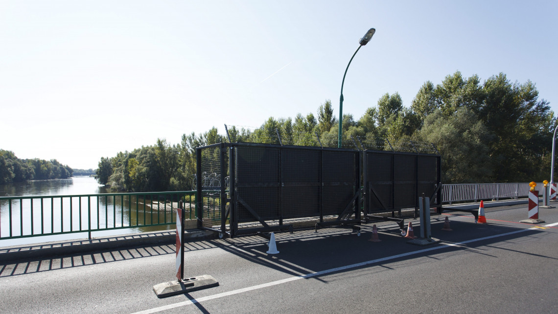 Műszaki zárként használható gördülő kapu a Mura-hídon, Letenye és a horvátországi Muracsány (Gorican) között, a régi határátkelőhely közelében 2015. szeptember 22-én.