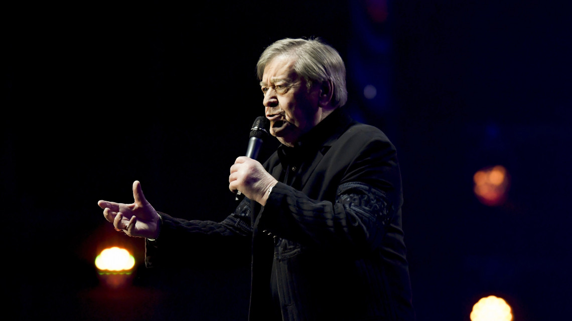 Koós János énekel az 1967-68-as táncdalfesztivált felidéző showműsorban a Papp László Budapest Sportarénában 2018. január 13-án.