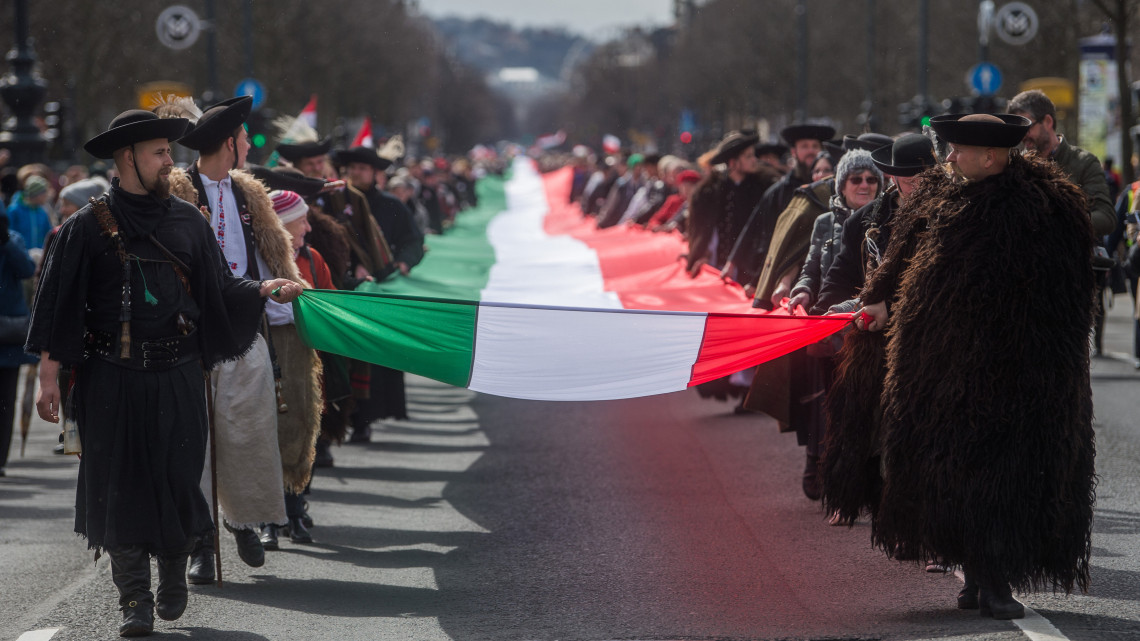1848 méter hosszú zászlót visznek résztvevők a fővárosi Andrássy úton 2019. március 16-án.