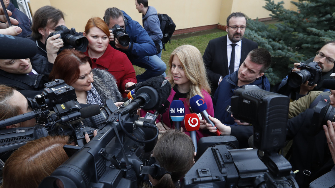 Zuzana Caputová államfőjelölt nyilatkozik a sajtónak, miután leadta szavazatát Bazinban (Pezinok) 2019. március 16-án, a szlovák elnökválasztás napján. Az államfőválasztáson 13 jelölt indul, és 4,45 millió szavazásra jogosult választópolgár vehet részt.