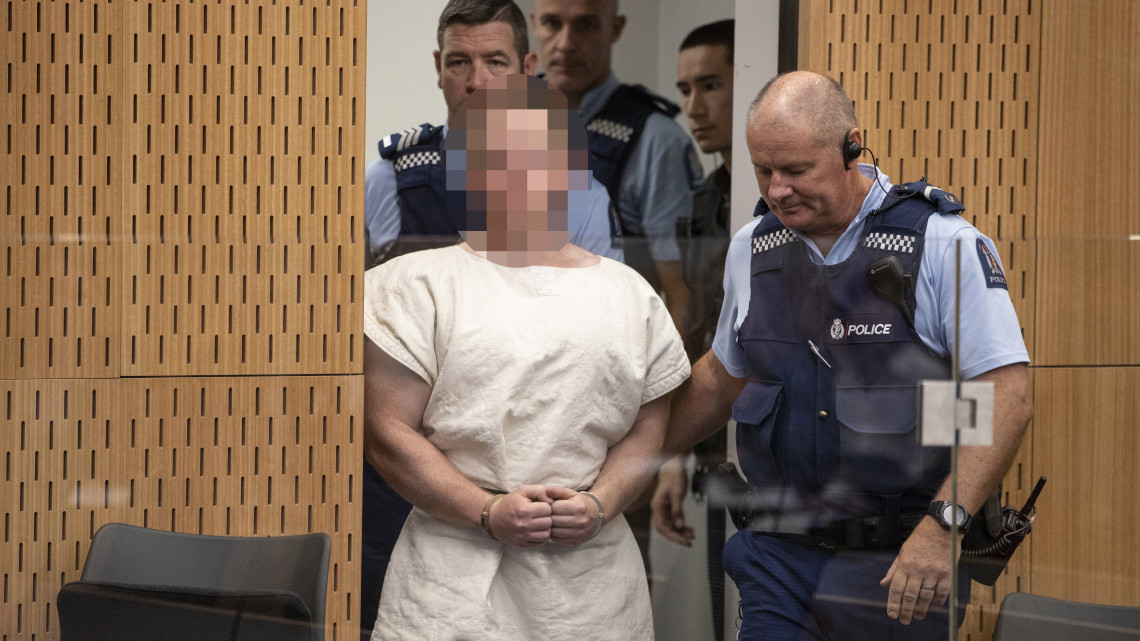 Brenton Tarrantot, az új-zélandi Christchurchben elkövetett kettős merénylet fő gyanúsítottját vezetik a nagyváros kerületi bíróságának tárgyalótermébe 2019. március 16-án, a támadások másnapján. A mecsetek elleni merényletben 49-en életüket vesztették, 48-an megsebesültek. A hatóságok őrizetbe vettek három férfit és egy nőt. A 28 éves ausztrál Tarrant ellen tömeggyilkosság miatt emeltek vádat. A fegyvertartási engedéllyel bíró férfi öt lőfegyvert használt a vérengzéshez.