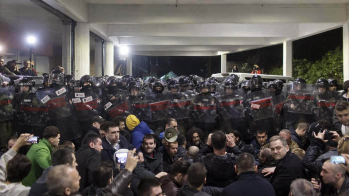A közszolgálati tévénél és az elnöki palotánál tüntet az ellenzék Belgrádban