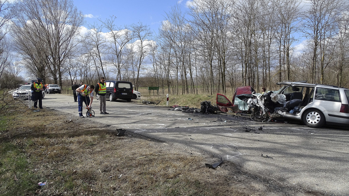 Ütközésben összetört személygépkocsik az 5402-es főút Kiskunmajsa és Kiskunhalas közötti szakaszán 2019. március 15-én. A balesetben hárman életüket vesztették, ketten súlyosan megsérültek.