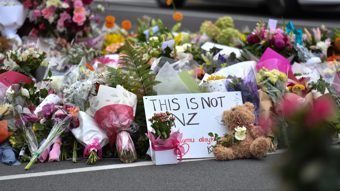Virágok az új-zélandi Christchurchben elkövetett két terrortámadás 49 halálos áldozatának rögtönzött emlékhelyén 2019. március 16-án, a merényletek másnapján. A város központjában levő Maszdzsid al-Núr és a külső kerületi Linwood mecset ellen elkövetett összehangolt támadásban 48-an megsebesültek. A hatóságok őrizetbe vettek három férfit és egy nőt. A fő gyanúsított, a 28 éves ausztrál Brenton Tarrant ellen tömeggyilkosság miatt vádat emeltek.