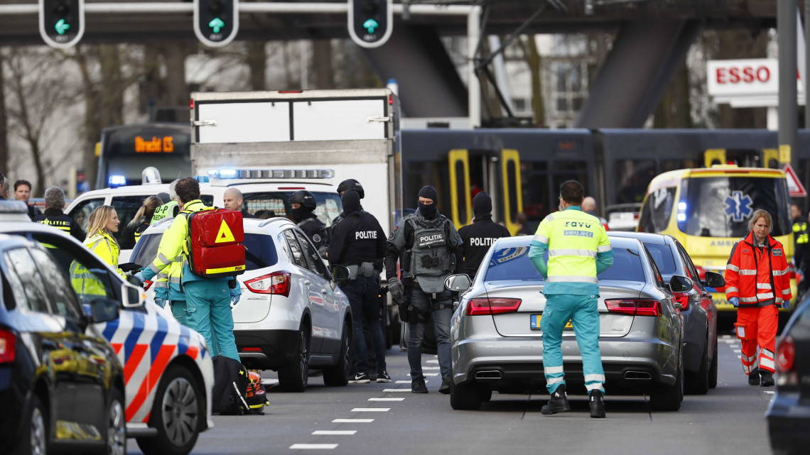 Rendőrök és mentők az Utrecht belvárosában elkövetett lövöldözés helyszínén 2019. március 18-án. A rendőrség szerint a lövöldözésben többen megsebesültek.