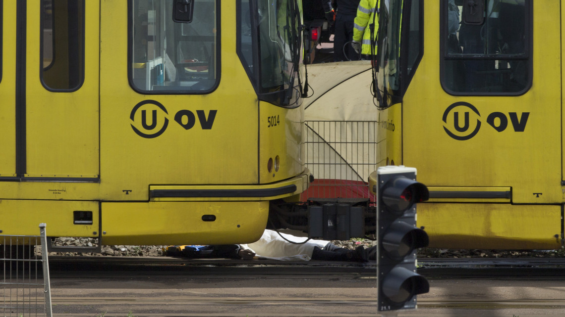 Az Utrecht belvárosában elkövetett lövöldözés áldozatának letakart holtteste a helyszínen 2019. március 18-án. A rendőrség szerint az elkövető még szabadlábon van.
