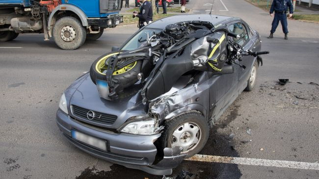 Súlyos baleset: az autó tetején landolt a motoros Debrecenben