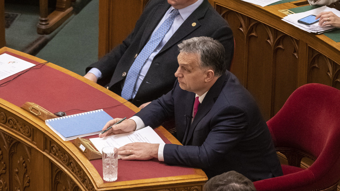 Orbán Viktor miniszterelnök (fent, b2) és Semjén Zsolt miniszterelnök-helyettes (fent, b) az Országgyűlés plenáris ülésén 2019. március 18-án.
