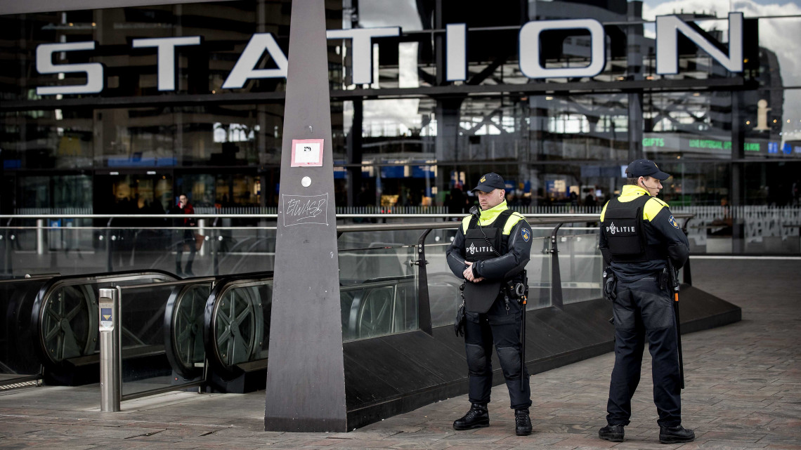 Rendőrök járőröznek a rotterdami vasútállomáson 2019. március 18-án, miután Utrechtben egy villamoson elkövetett lövöldözés során három ember életét vesztette és kilencen megsebesültek. A támadó elmenekült. A hatóságok nem zárták ki, hogy terrortámadás történt, a tartományban a legmagasabb szintre emelték a terrorkészültséget.