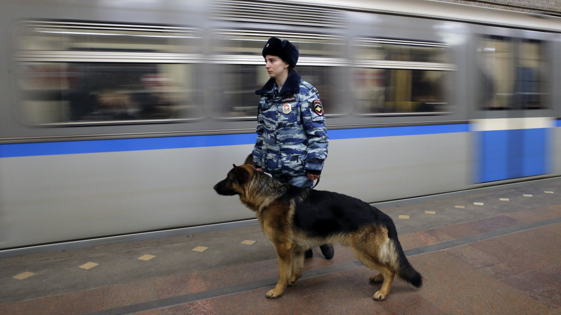 Szentpétervár, 2017. április 4.Egy keresőkutyával járőr rendőr egy moszkvai metróállomáson 2017. április 4-én, egy nappal a szentpétervári Tyehnologicseszkij Insztyitut állomáson elkövetett robbantás után. A merényletben tizennégy ember életét vesztette, több tucatnyian megsérültek. (MTI/EPA/Jurij Kocsetkov)