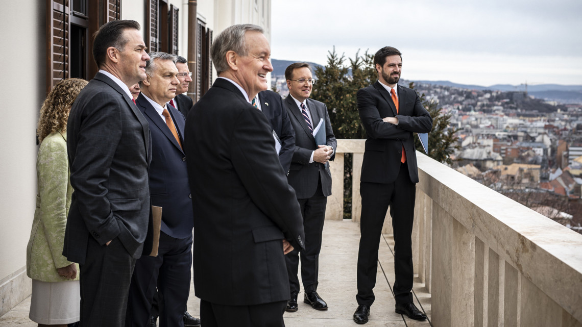 A Miniszterelnöki Sajtóiroda által közzétett képen Orbán Viktor miniszterelnök (b2) a Karmelita kolostorban fogadja az Egyesült Államok kongresszusának Budapestre látogató kétpárti delegációját 2019. március 18-án. A delegáció tagjai John Barrasso, Mike Crapo, John Kennedy szenátorok, Russel Fulcher, Debbie Wasserman Schultz kongresszusi képviselők. Jobbra Magyar Levente, a Külgazdasági és Külügyminisztérium parlamenti államtitkára.