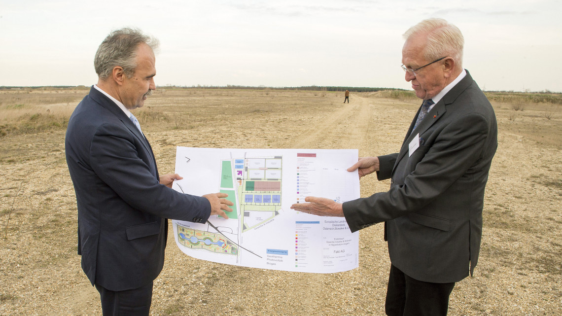 Nagy István agrárminiszter (b) és Hubert Schulte-Kemper, a FAKT AG elnök-vezérigazgatója a cég tervezett beruházásának leendő helyszínén Hegyeshalom és Bezenye határában  2019. március 19-én. A helyszínen Közép-Európa legkorszerűbb kertészeti termelési, feldolgozási és logisztikai központja épül a német FAKT AG egymilliárd eurós (313,7 milliárd forint) beruházásában. A területen a beruházó a termelési, feldolgozási és logisztikai központ mellett hosszútávon haltenyészetet, üvegházakat, hűtőkonténereket, konferencia központot, hotelt, autópálya felhajtót és lakásokat is kialakítana. A teljes beruházással ötezer új munkahelyet teremtenek.