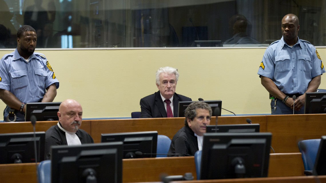 Radovan Karadzic volt boszniai szerb elnök (k) a fellebbviteli perének ítélethirdetésén az egykori Jugoszlávia területén elkövetett háborús bűnöket vizsgáló hágai Nemzetközi Törvényszék tárgyalótermében 2019. március 20-án. 2016-ban első fokon a srebrenicai mészárosként is ismert Karadzicot 40 évi börtönre ítélték népirtásért, valamint háborús és emberiesség elleni bűnökért.