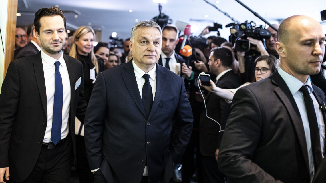 A Miniszterelnöki Sajtóiroda által közreadott képen újságírók várják Orbán Viktor miniszterelnököt (k) Brüsszelben, az Európai Parlament épületében, az Európai Néppárt tanácskozása előtt 2019. március 20-án. Mellette Havasi Bertalan, a Miniszterelnöki Sajtóirodát vezető helyettes államtitkár (b).