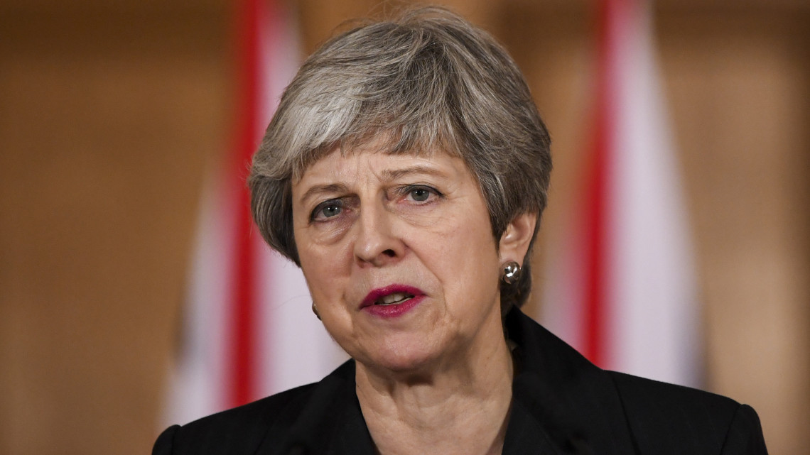 Theresa May brit miniszterelnök televíziós nyilatkozata közben a londoni kormányfői rezidencián, a Downing Street 10-ben 2019. március 20-án. May hivatalosan kezdeményezte az Európai Uniónál a brit EU-tagság március 29-én esedékes megszűnésének (Brexit) elhalasztását június 30-ig, miután a parlamenti alsóház az uniós tagság megszűnésének feltételrendszeréről szóló megállapodást eddig kétszer is nagy többséggel elvetette.