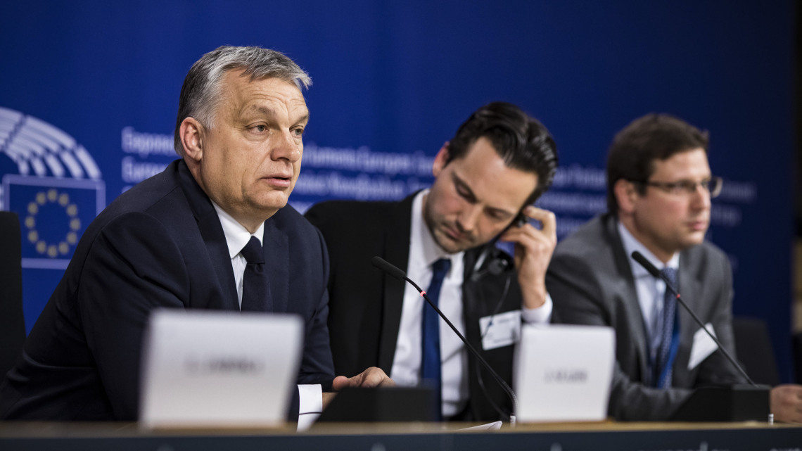 A Miniszterelnöki Sajtóiroda által közzétett képen Orbán Viktor miniszterelnök sajtótájékoztatót tart az Európai Néppárt politikai közgyűlése után az Európai Parlament épületében, 2019. március 20-án. Mellette Havasi Bertalan, a Miniszterelnöki Sajtóirodát vezető helyettes államtitkár (j2) és Gulyás Gergely, a Miniszterelnökséget vezető miniszter (j).