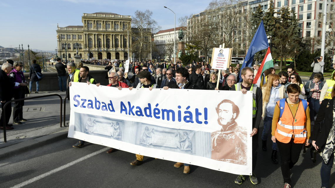 Résztvevők az Akadémiai Dolgozók Fórumának Menet a tudományért címmel meghirdetett tüntetésén Budapesten, a Széchenyi téren 2019. március 21-én.