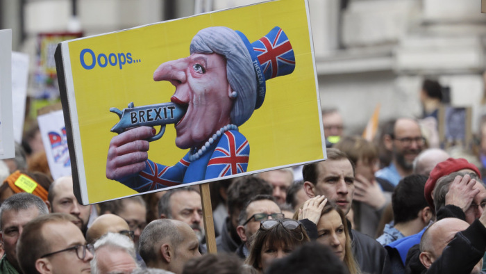 Látványos felvonuláson százezrek követeltek újabb népszavazást