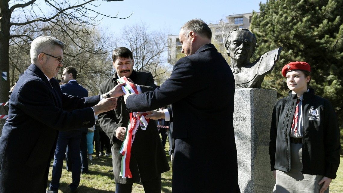 Áder János köztársasági elnök (b2) és Andrzej Duda lengyel elnök (b3) megkoszorúzza Bartók Béla felavatott szobrát Kielcében 2019. március 23-án. A magyar államfő a lengyel-magyar barátság napja alkalmából kétnapos látogatáson tartózkodik Lengyelországban.