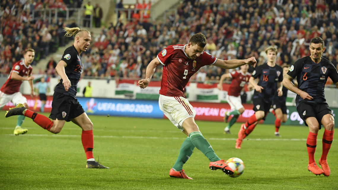 Szalai Ádám (k) gólt lő a horvát Dejan Lovren (j) és Demagoj Vida között a Magyarország - Horvátország labdarúgó Európa-bajnoki selejtezőmérkőzésen a Groupama Arénában 2019. március 24-én.