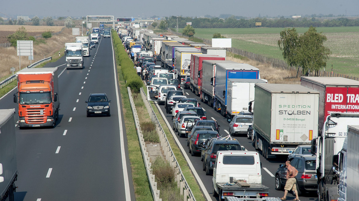 Az Ausztriában bevezetett fokozott gépjármű-ellenőrzés miatt toródás az M1-es autópályán Mosonmagyaróvár közelében 2015. augusztus 31-én. Johanna Mikl-Leitner osztrák belügyminiszter bejelentette, hogy Ausztria megszigorította a fellépést az embercsempészek ellen.