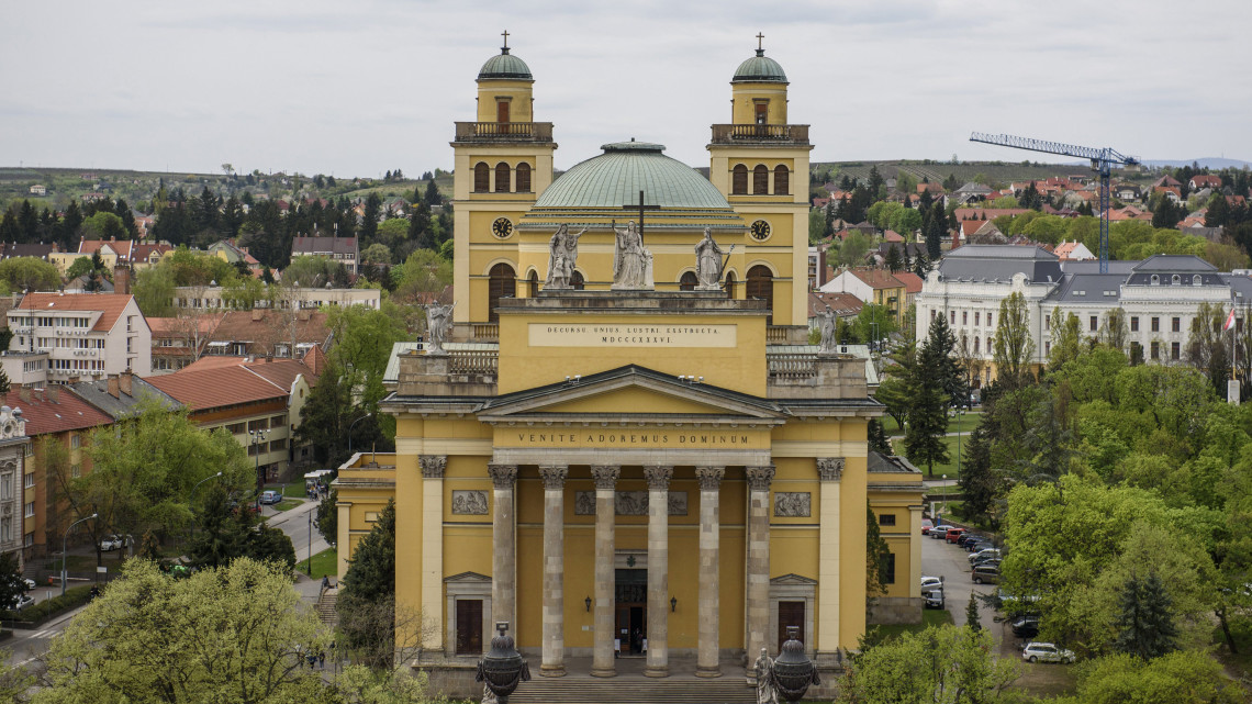 A Szent Mihály- és Szent János-főszékesegyház az Eszterházy Károly Egyetem Varázstornyának terasza felől Egerben 2017. április 12-én.