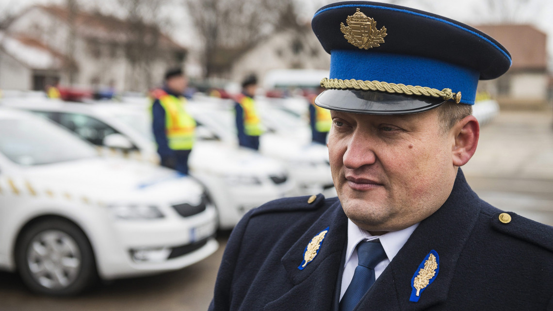 Tarcsa Csaba dandártábornok, Szabolcs-Szatmár-Bereg megyei rendőrfőkapitány a rendőrség új autóinak átadásán Nyírbátorban 2015. február 6-án. A megyei főkapitányság 114 gépkocsit kapott, az új járműállomány nagyobb részét schengeni határőrizeti munkára használják.