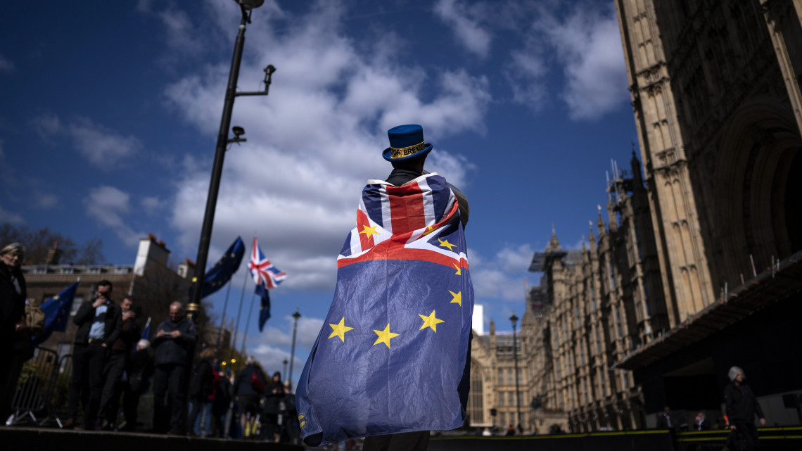 A brit EU-tagság megszűnése (Brexit) ellen szervezett tüntetés egyik résztvevője a londoni parlament előtt 2019. március 25-én. Az Európai Bizottság ezen a napon tett nyilatkozata szerint felkészültek arra, hogy az Egyesült Királyság április 12-én megállapodás nélkül lép ki az Európai Unióból.