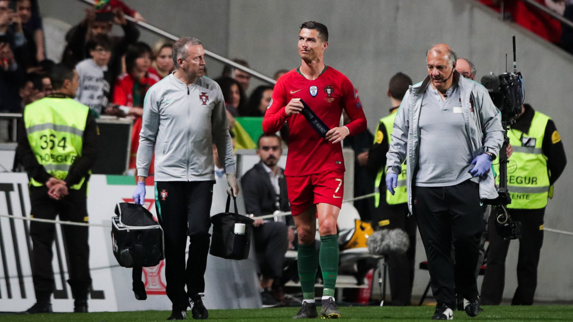 Cristiano Ronaldo portugál csapatkapitány (k) elhagyja a pályát a labdarúgó Európa-bajnoki selejtező B csoportjában játszott Portugália - Szerbia mérkőzésen Lisszabonban 2019. március 25-én.