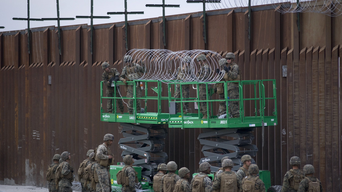 Amerikai katonák pengésdrótkerítéssel egészítik ki az amerikai-mexikói határon álló védőkerítést egy határátkelő közelében, a kaliforniai San Diegóban 2018. november 19-én. A határt az Egyesült Államokba igyekvő közép-amerikai illegális bevándorlók elleni védekezésül erősítik meg.