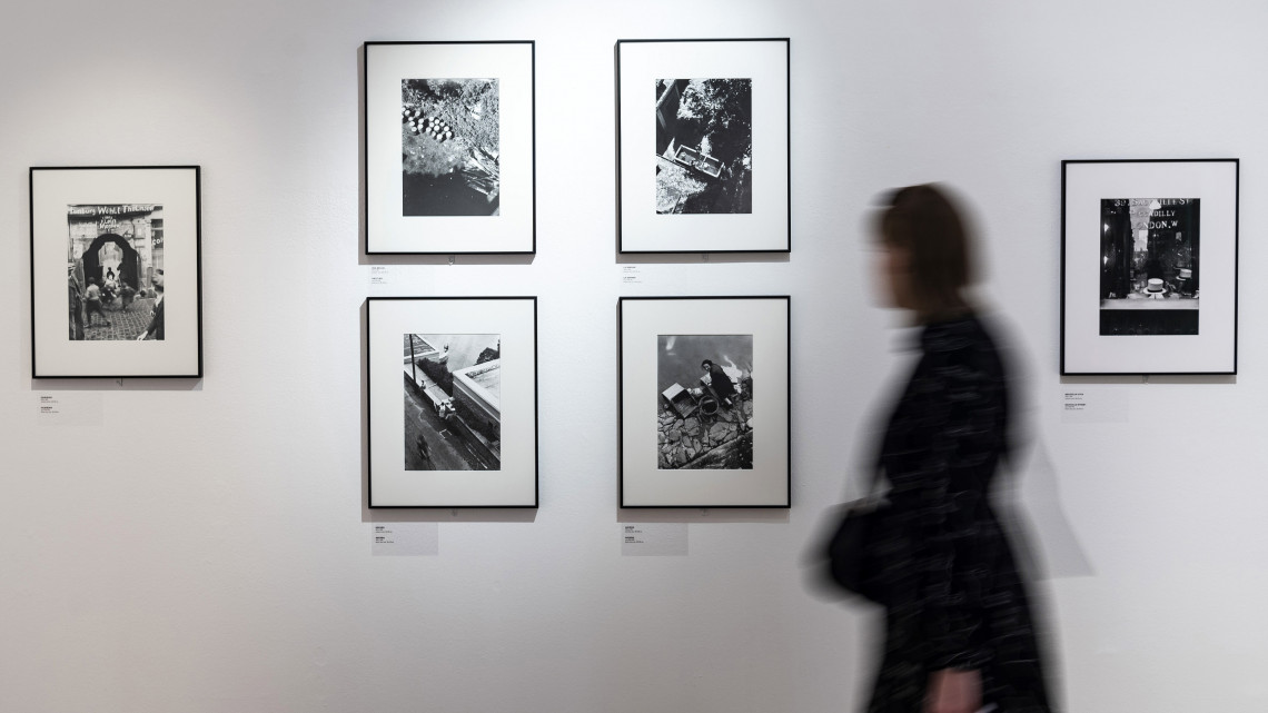 Érdeklődő a Bauhaus100 - A zseniális kísérletező: Moholy-Nagy László fotográfiai című kiállítás sajtóbejárásán a Mai Manó Házban 2019. március 26-án. A közönség először láthatja Budapesten a Magyar Fotográfiai Múzeumban őrzött gyűjteményt.