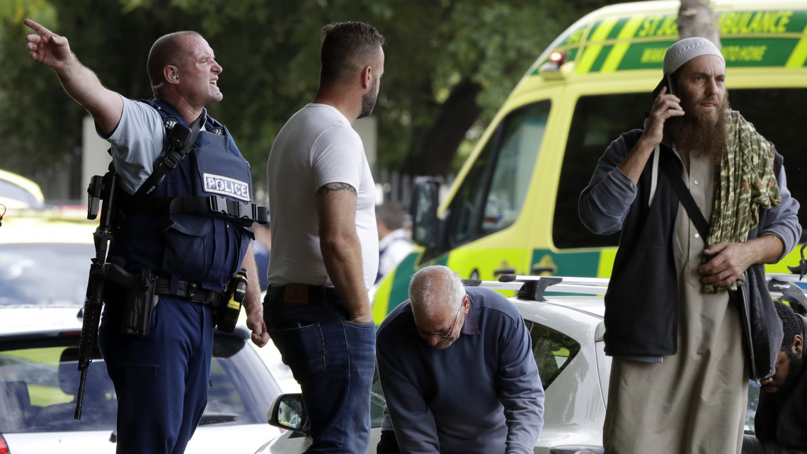 Rendőrök biztosítják az új-zélandi Christchurchben történt két terrortámadás egyik helyszínét 2019. március 15-én. Negyvenkilencre emelkedett a város központjában lévő Maszdzsid al-Núr és a külső kerületi Linwood mecset ellen összehangoltan elkövetett merénylet halálos áldozatainak száma. A hatóságok őrizetbe vettek három férfit és egy nőt, az egyik férfi ausztrál.