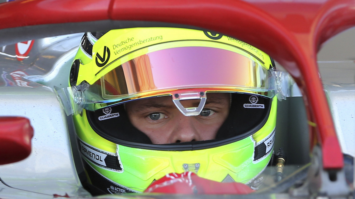2018. november 30-án készített kép Mick Schumacherről, a német Michael Schumacher egykori hétszeres Forma-1-es autós gyorsasági világbajnok 19 éves fiáról a Formula-2-ben szereplő Prema versenyuató tesztelése közben a Yas Marina versenypályán, Abu-Dzabiban. A Ferrari 2019. március 26-i közleménye szerint a most 20 éves Schumacher április első hetében a Ferrarival tesztelhet Bahreinben.
